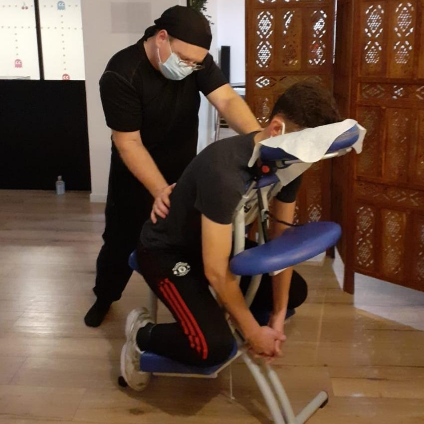 Massage Amma en entreprise sur chaise ergonomique