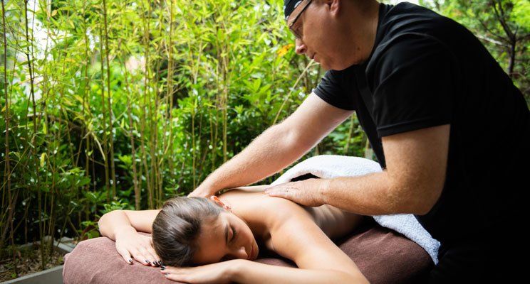 Massage à l'huile sur table