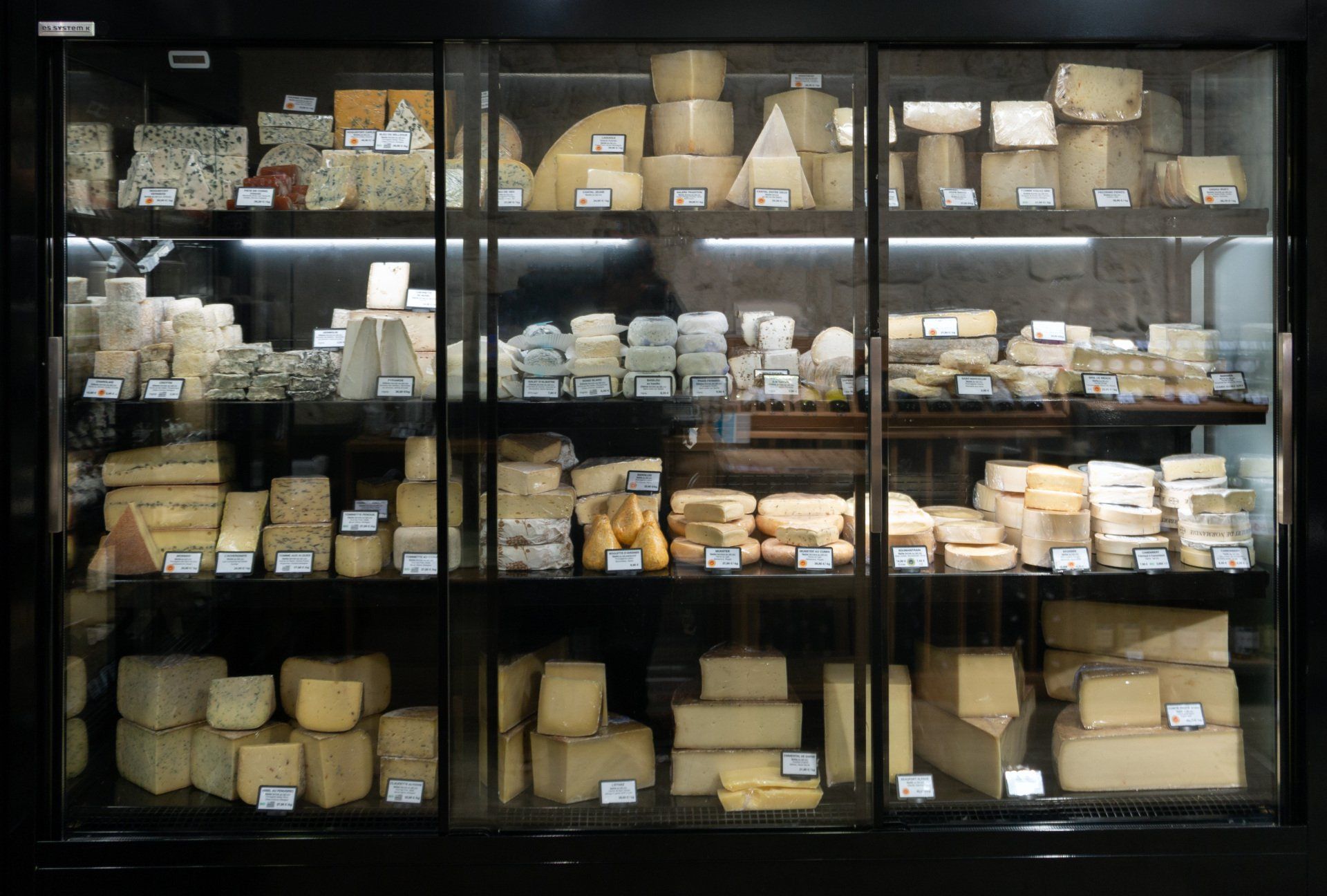 Fromagerie Au Lait Cru Vitrine Fromagerie Au Lait cru 114 rue Ordener Paris