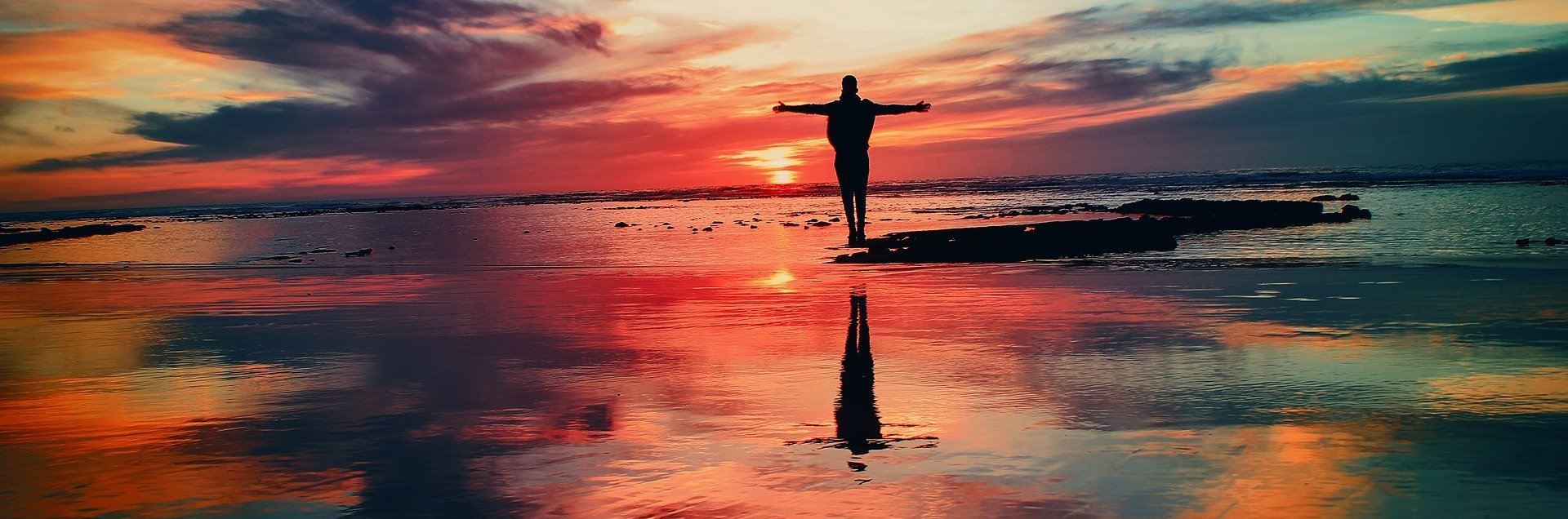 Bild einer Person vor einem Sonnenaufgang, Burnout Pravention