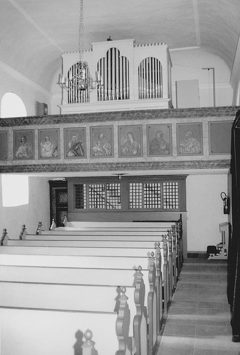 Innenraum der Kirche mit den 1963 freigelegten Apostelbildern