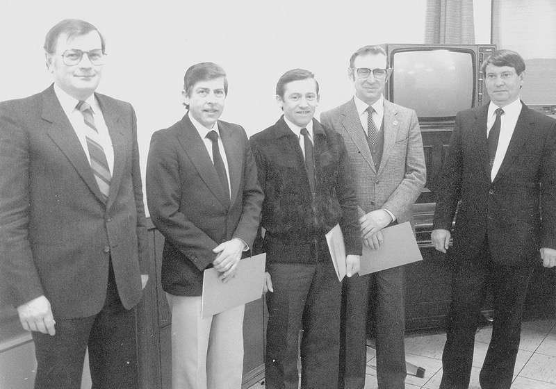 Verbandsbürgermeister Schmidt verabschiedet 1982 Clemens Lindenblatt als Wehrführer. Sein Nachfolger wird Wolfgang Hebel mit Stellvertreter Gerhard Vedder. Verbandsbürgermeister Schmidt verabschiedet 1982 Clemens Lindenblatt als Wehrführer. Sein Nachfolger wird Wolfgang Hebel mit Stellvertreter Gerhard Vedder.