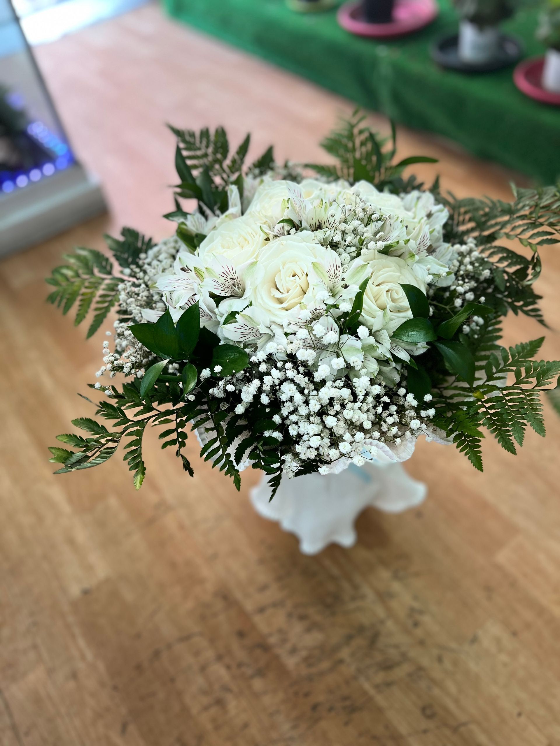 Un ramo de rosas blancas. símbolo de pureza y amor eterno