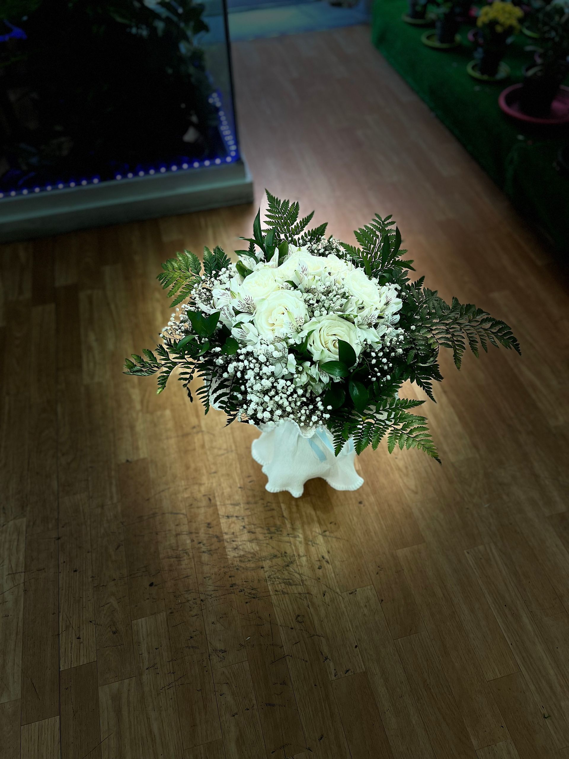 Un ramo de rosas blancas. símbolo de pureza y amor eterno