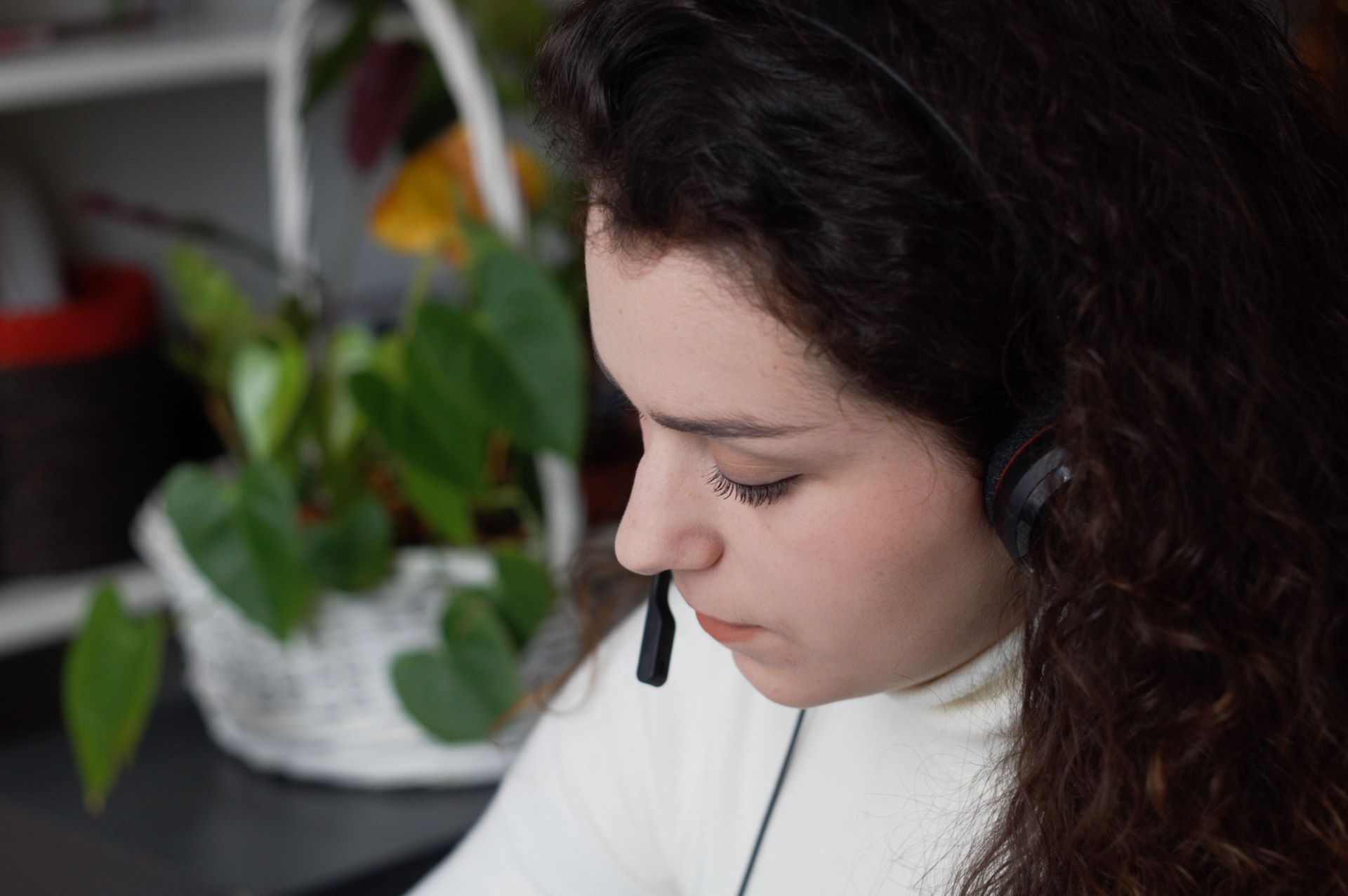 Amelia con unos auriculares especiales para interpretación remota