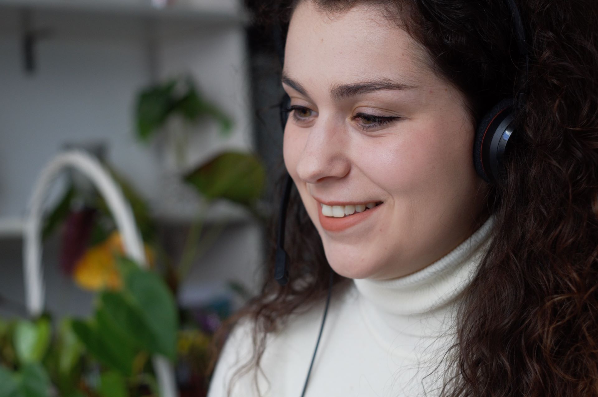 Amelia lleva cascos de interpretación remota