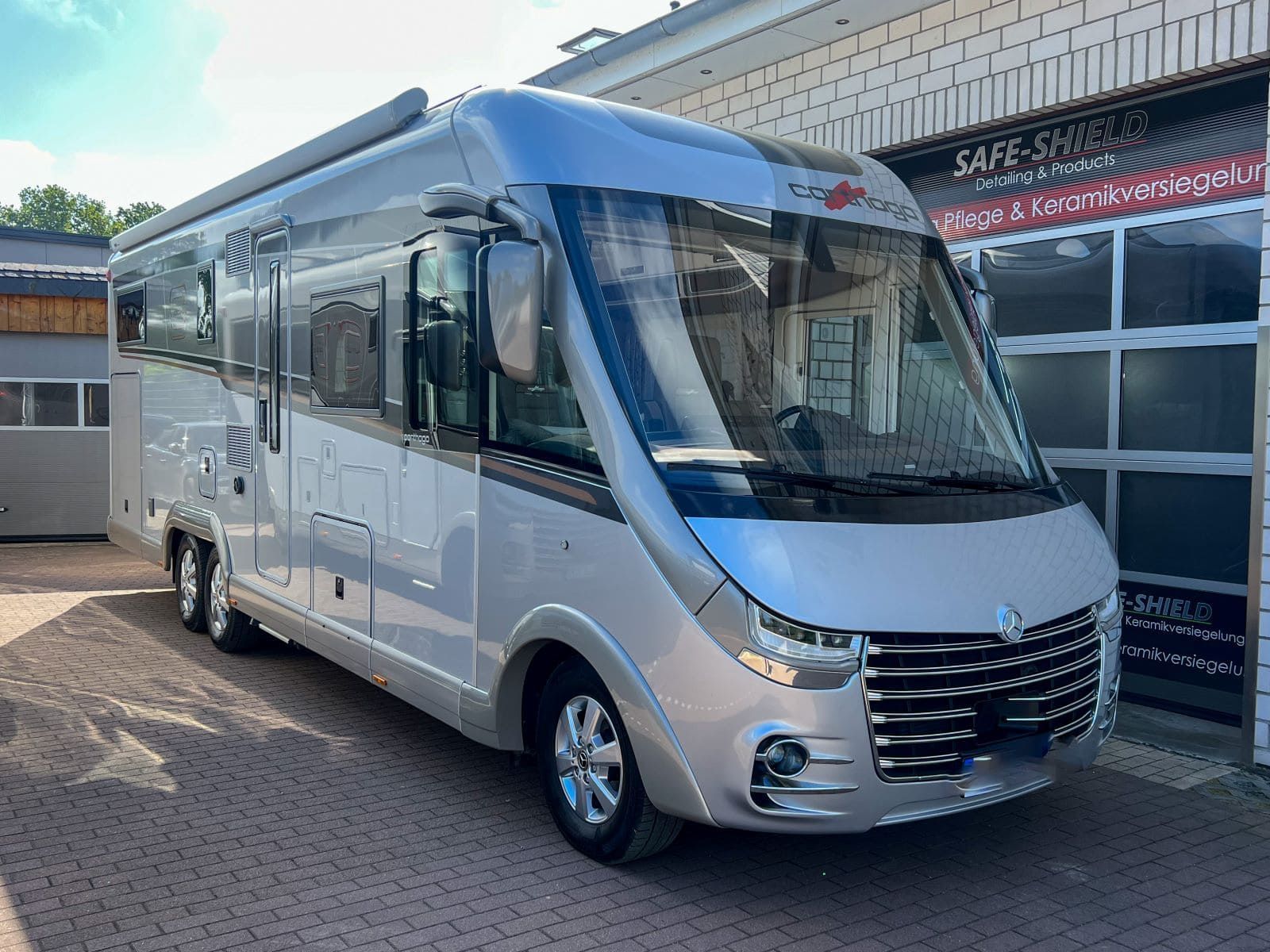 Ceramic coating versiegelung auf silbernen wohnmobil