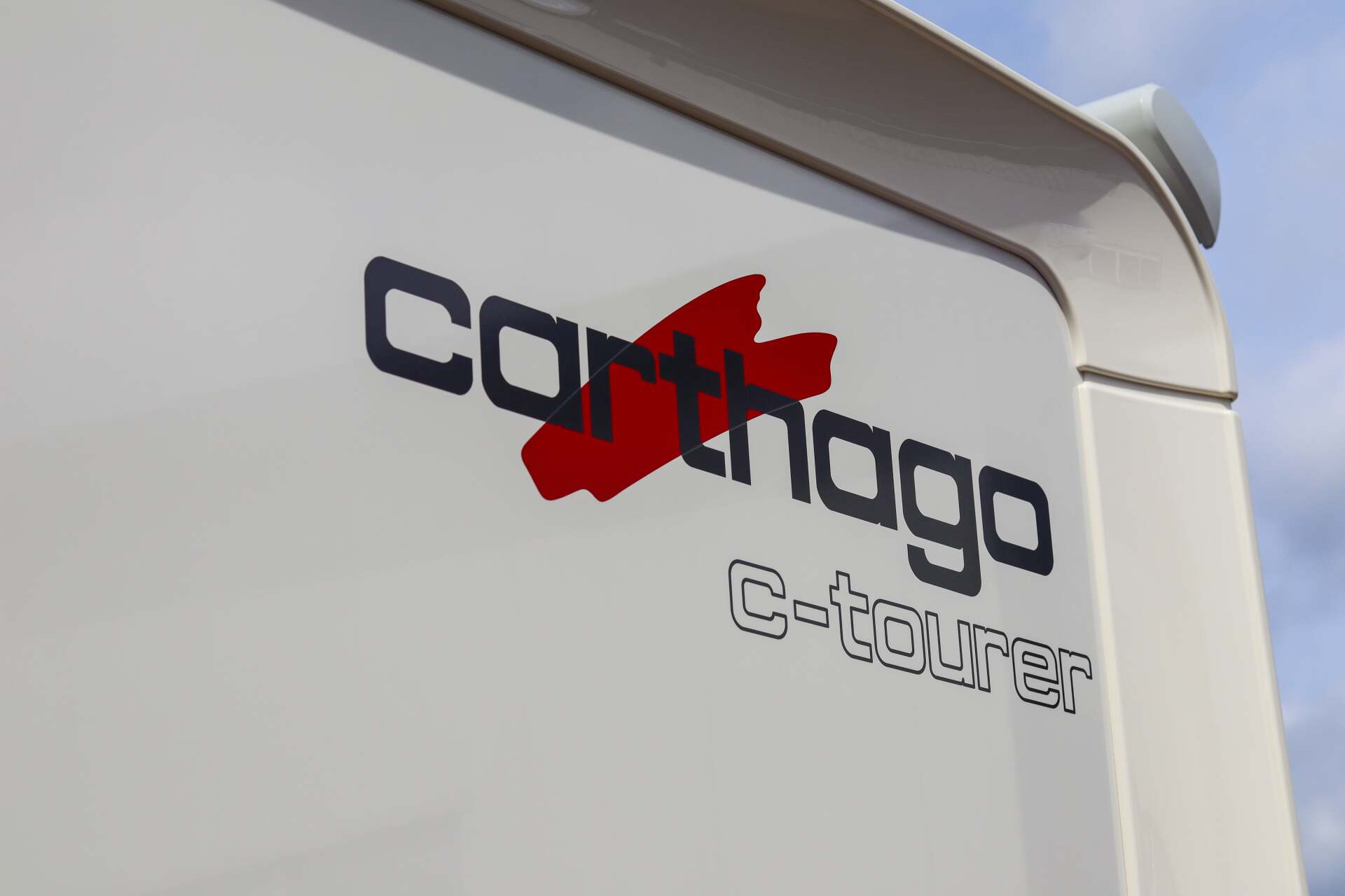 Schwarze Regenstreifen am Wohnmobil