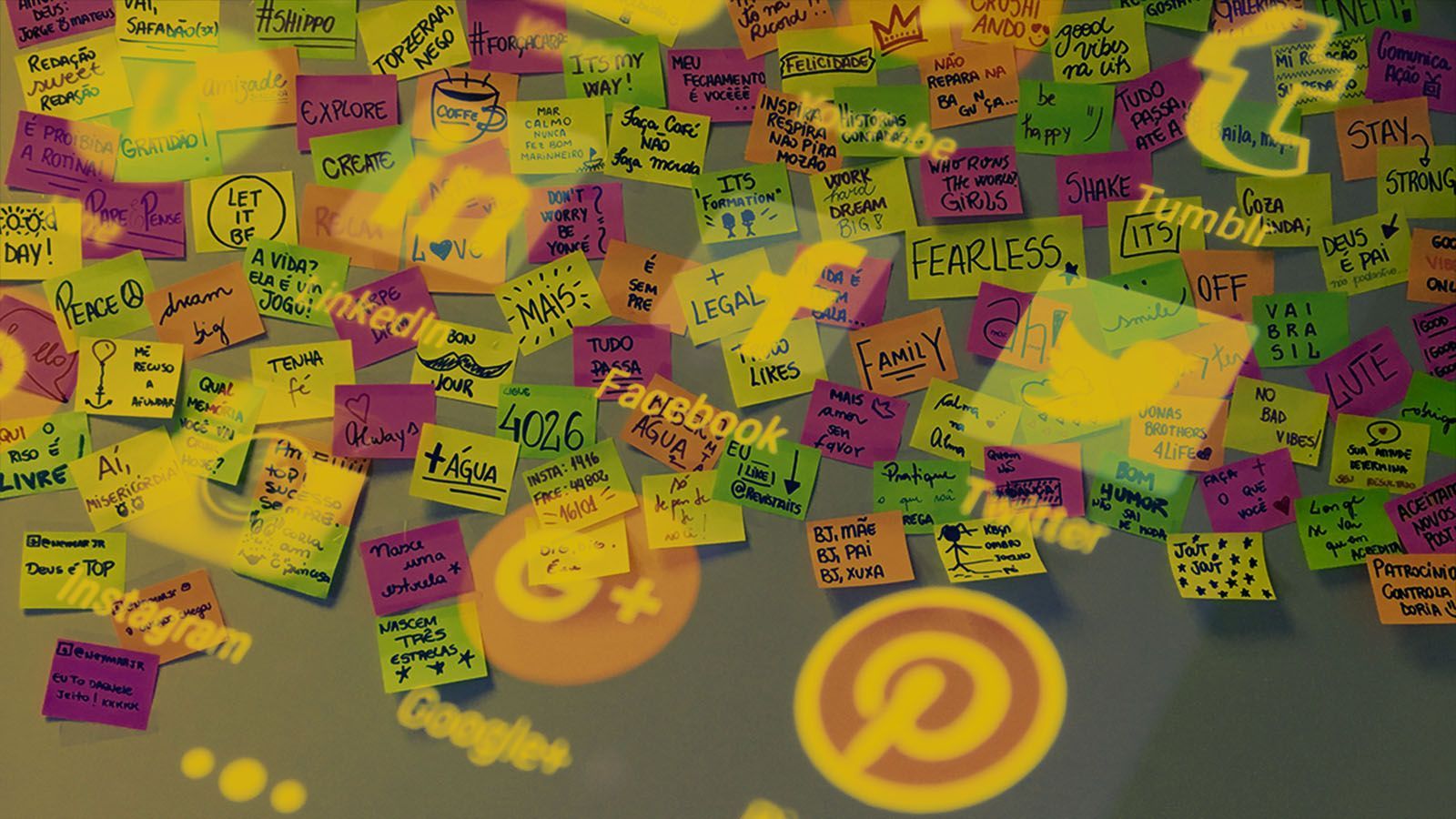 Imagen de etiquetas sobre iconos de app redes sociales