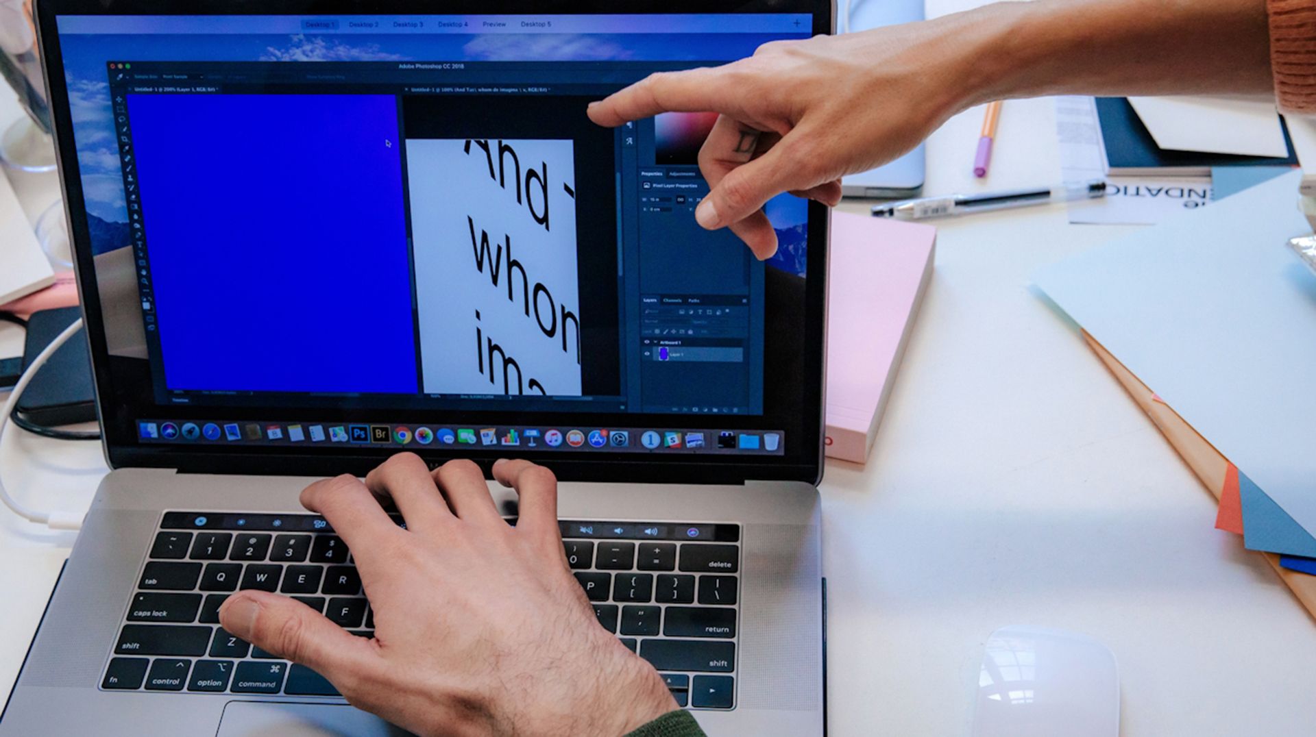 Diseñadora, laptot, muestra de diseño