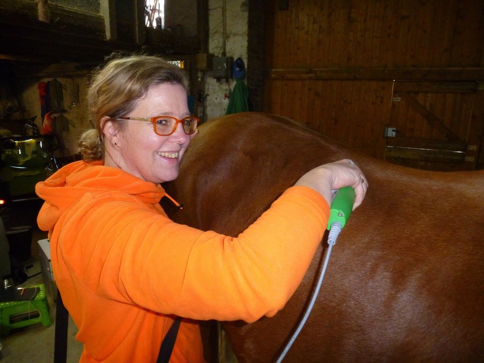 Eine Neurostim Behandlung löst Faszienverklebungen bis in tiefe Schichten und bringt die Zellflüssigkeit in Schwingung