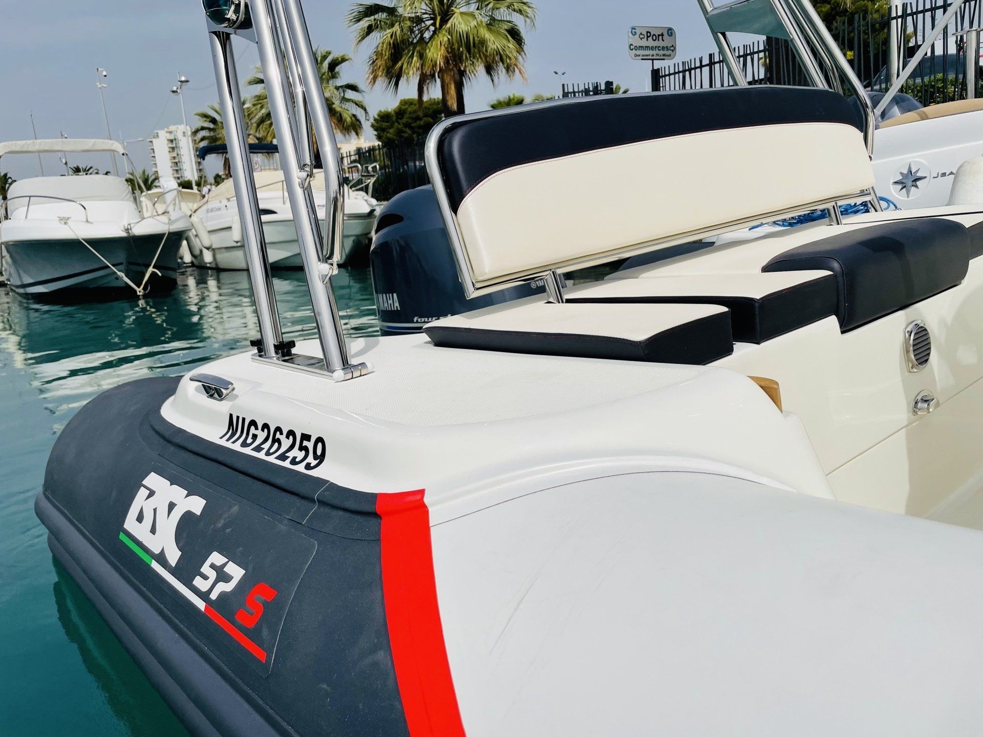 semi-rigide a la location locboat port de st laurent du var, nice, aéroport,location de bateaux, toute l'année,