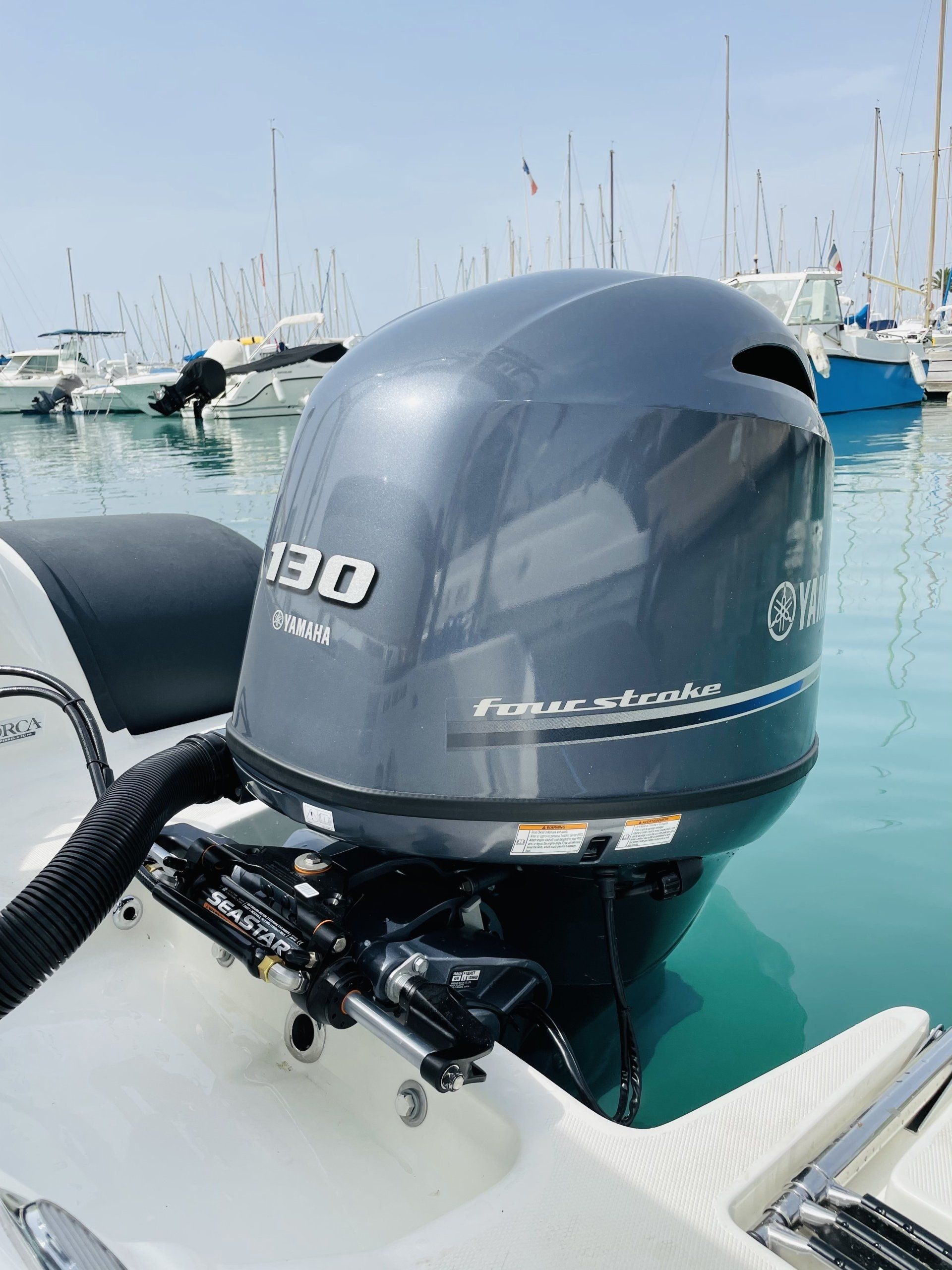 semi-rigide a la location locboat port de st laurent du var, nice, aéroport,location de bateaux, toute l'année,