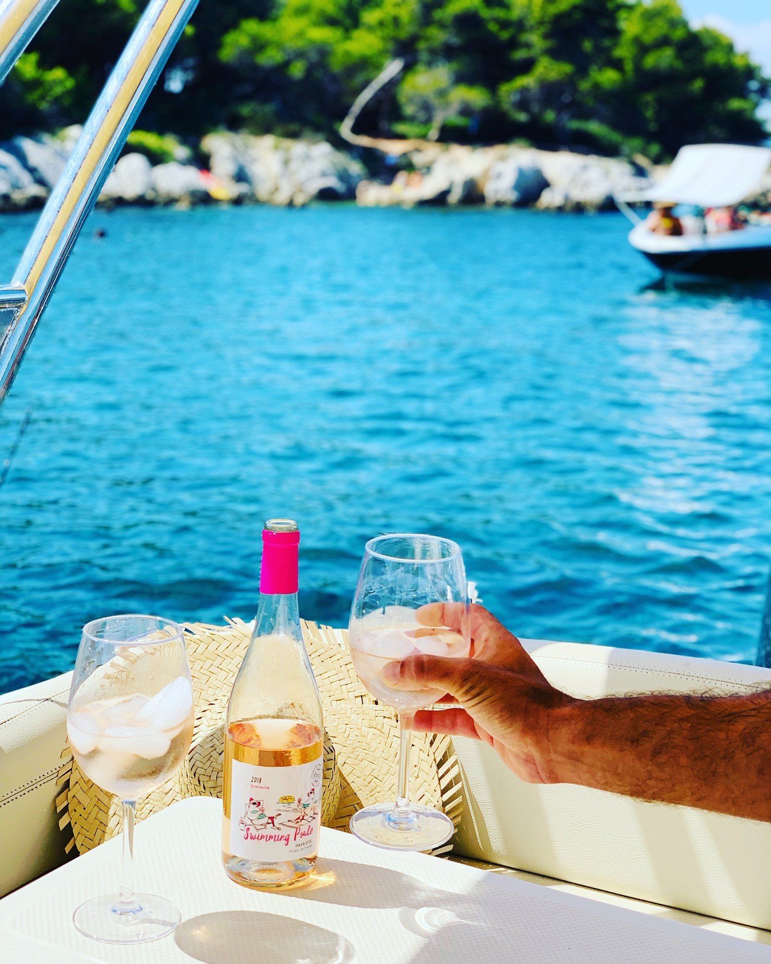 photos d'ambiance d'été par locboat pour la location de bateau sur la cote d'azur