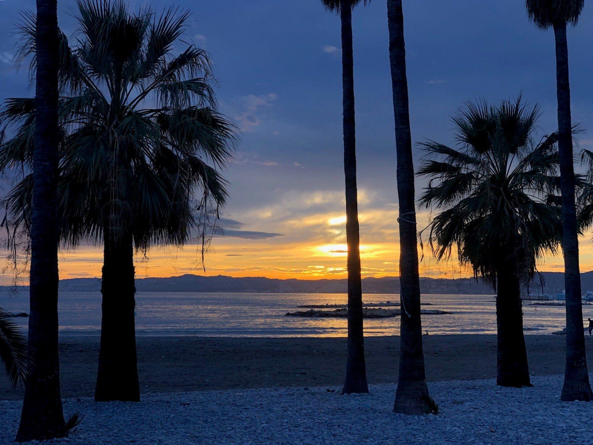 photos de nice et d'ambiance par locboat location de bateau a saint laurent du var a coté de nice disponible toute l'année