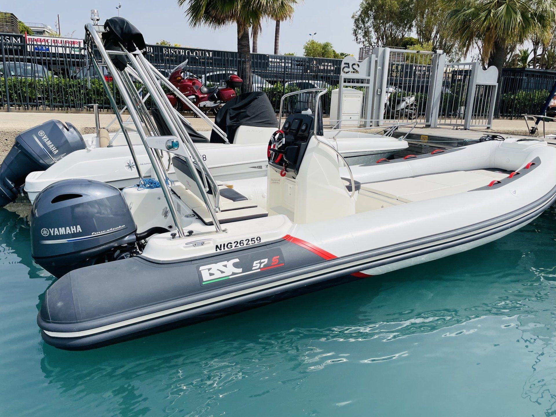 semi-rigide a la location locboat port de st laurent du var, nice, aéroport,location de bateaux, toute l'année,