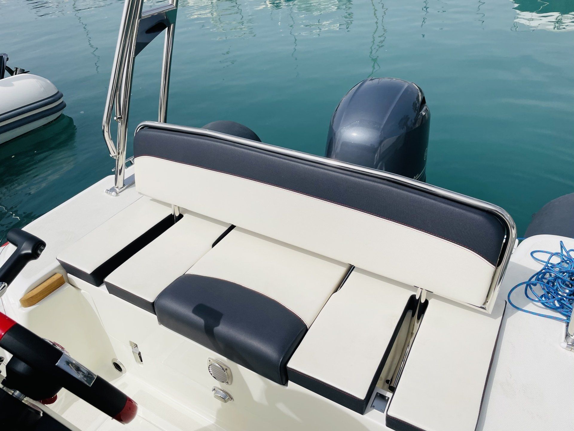 semi-rigide a la location locboat port de st laurent du var, nice, aéroport,location de bateaux, toute l'année,