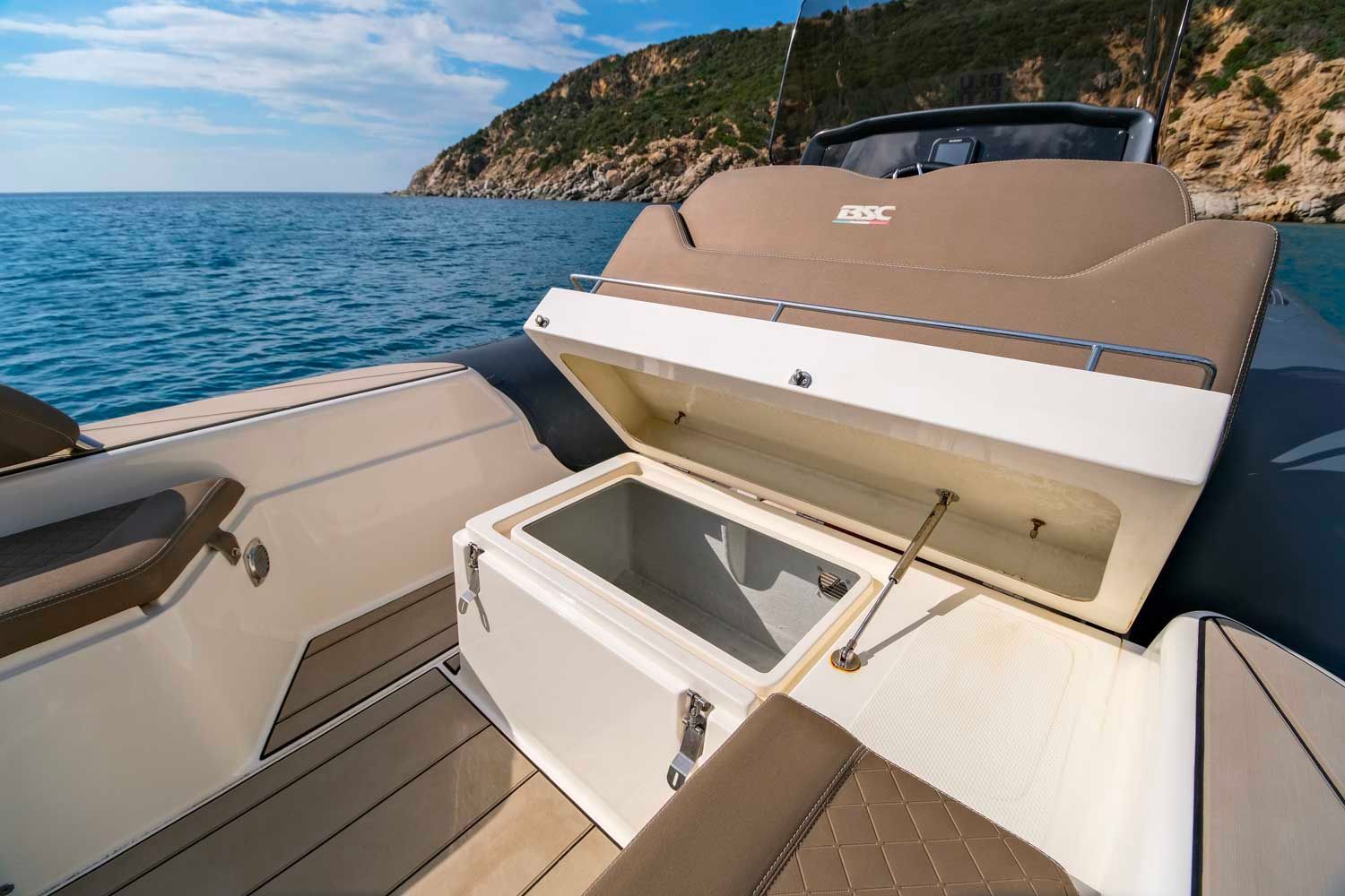 photo non contractuelle, locboat location de bateau bsc 78 moteur yamaha jusqu'à 12 pers. disponible toute l'année