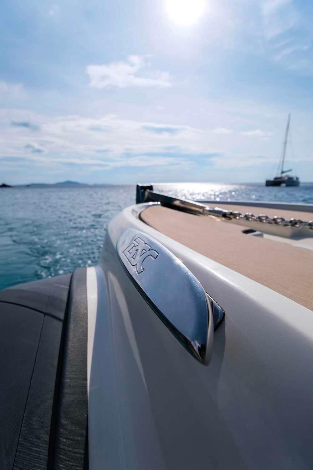 photo non contractuelle, locboat location de bateau bsc 78 moteur yamaha jusqu'à 12 pers. disponible toute l'année