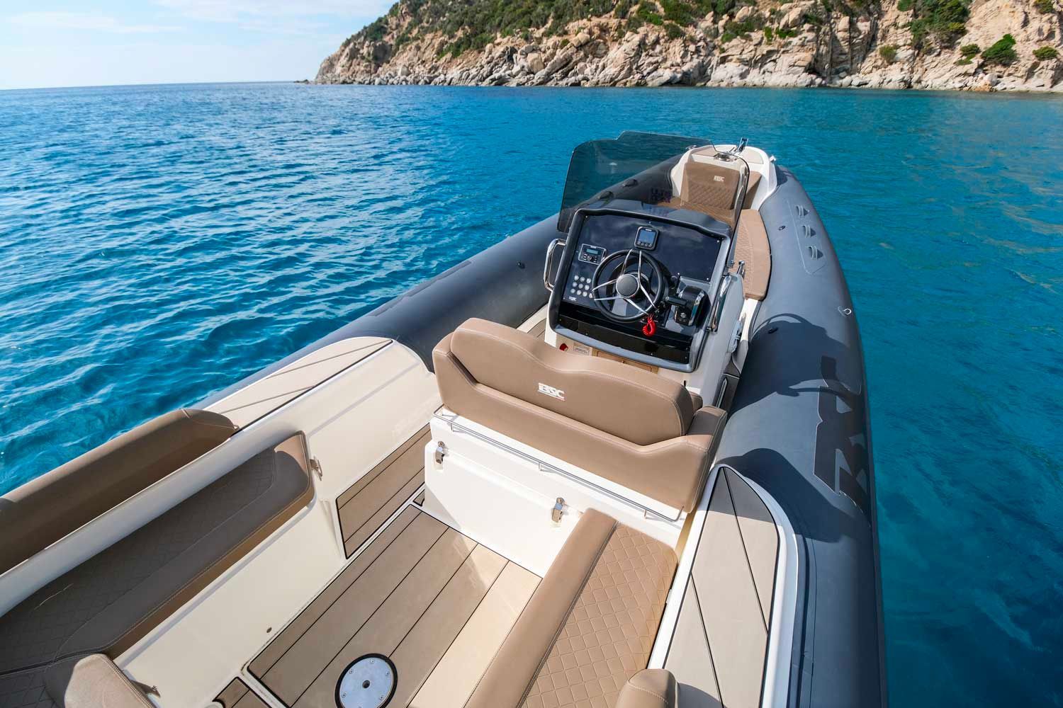 photo non contractuelle, locboat location de bateau bsc 78 moteur yamaha jusqu'à 12 pers. disponible toute l'année