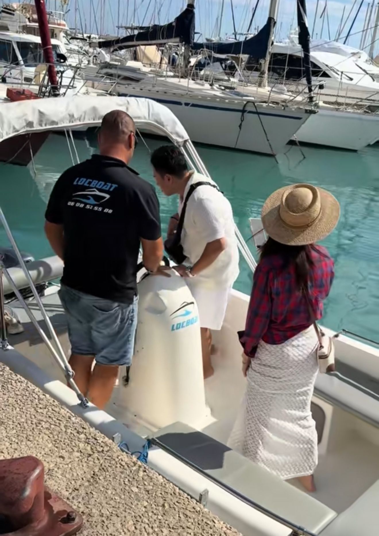 Briefing before every departure
Before each trip at sea, our team welcomes you for a full safety an