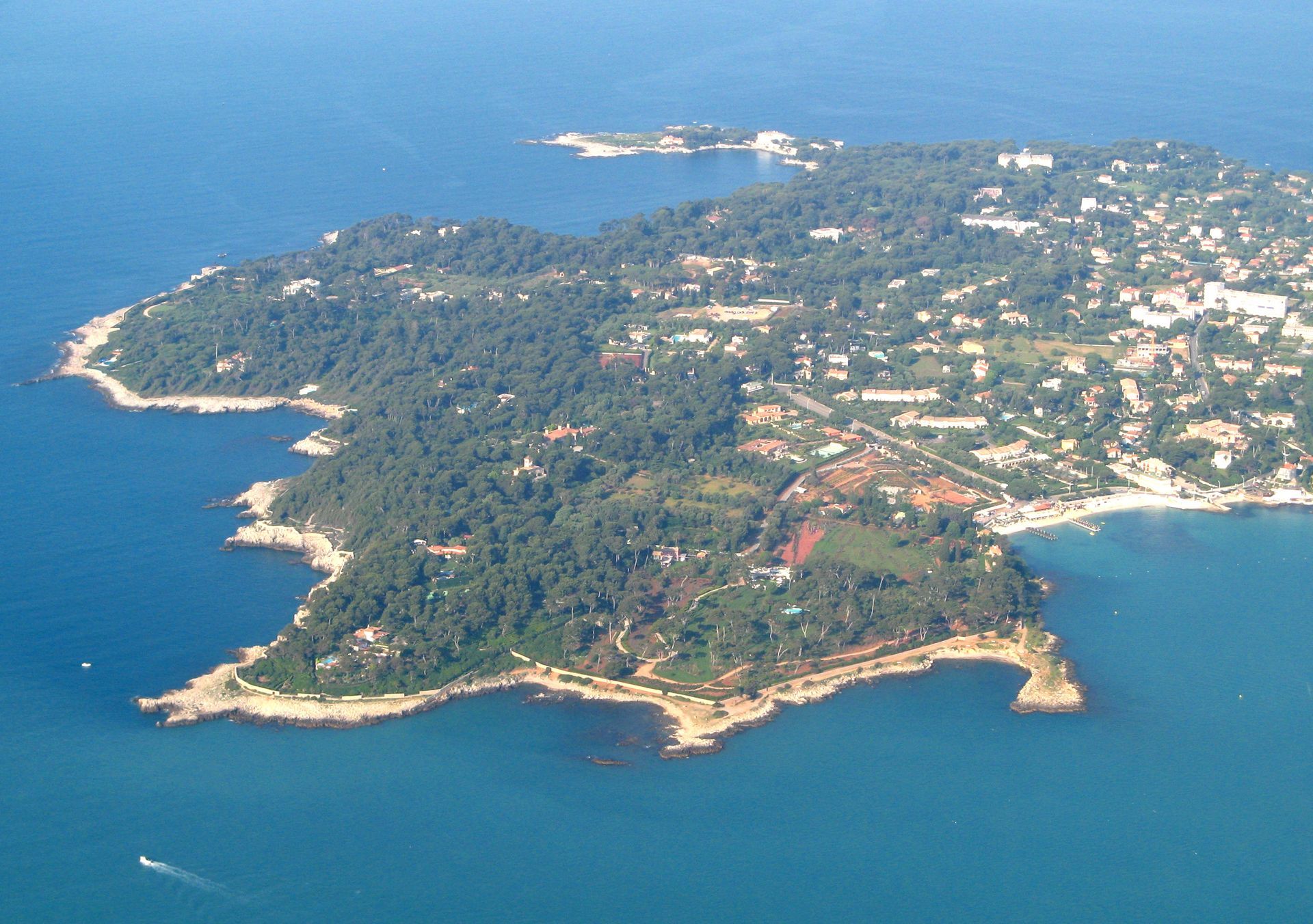 Le cap d'Antibes, la baie des Milliardaires à 20 minutes de Locboat