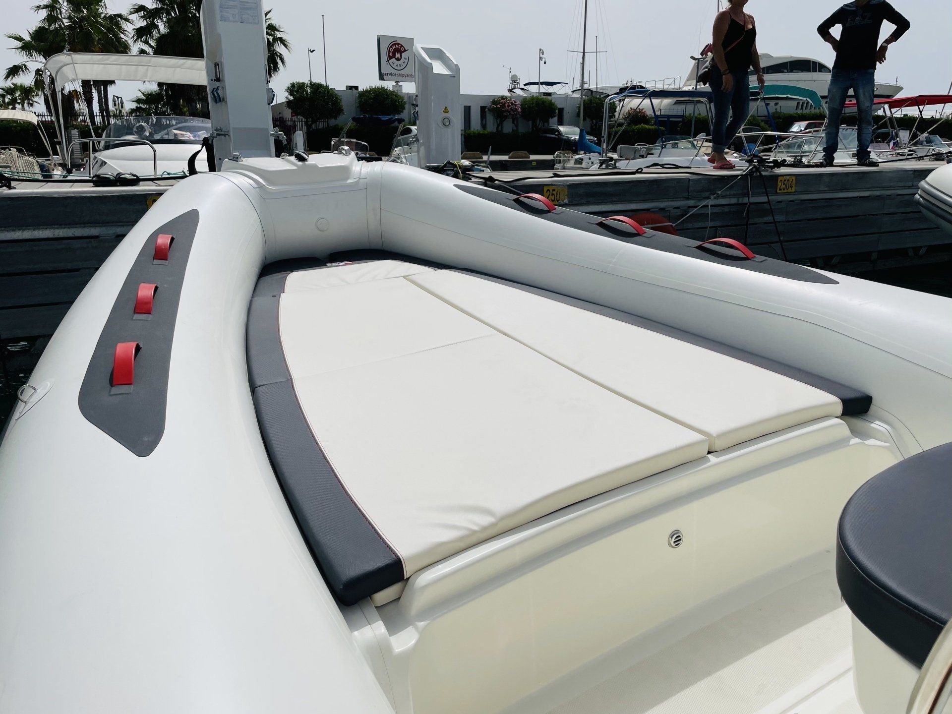 semi-rigide a la location locboat port de st laurent du var, nice, aéroport,location de bateaux, toute l'année,