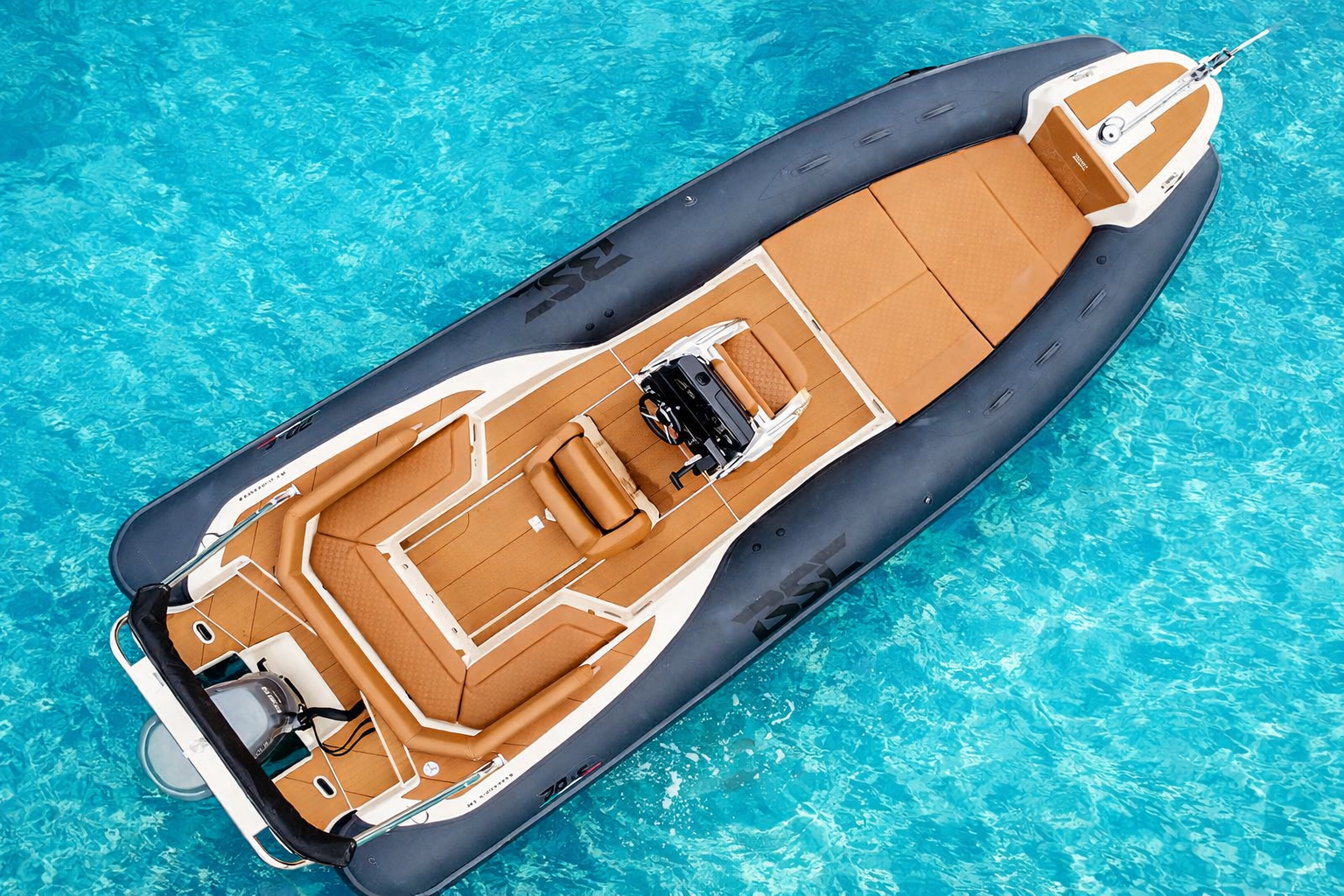 bateau bsc 70 a la location locboat au départ du port de st laurent du var