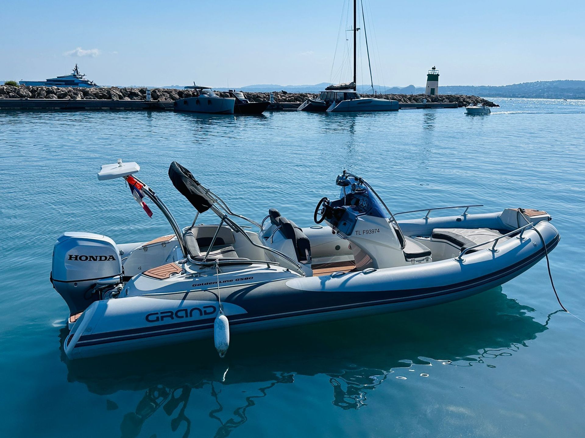 semi-rigide a la location locboat port de st laurent du var, toute l'année, 