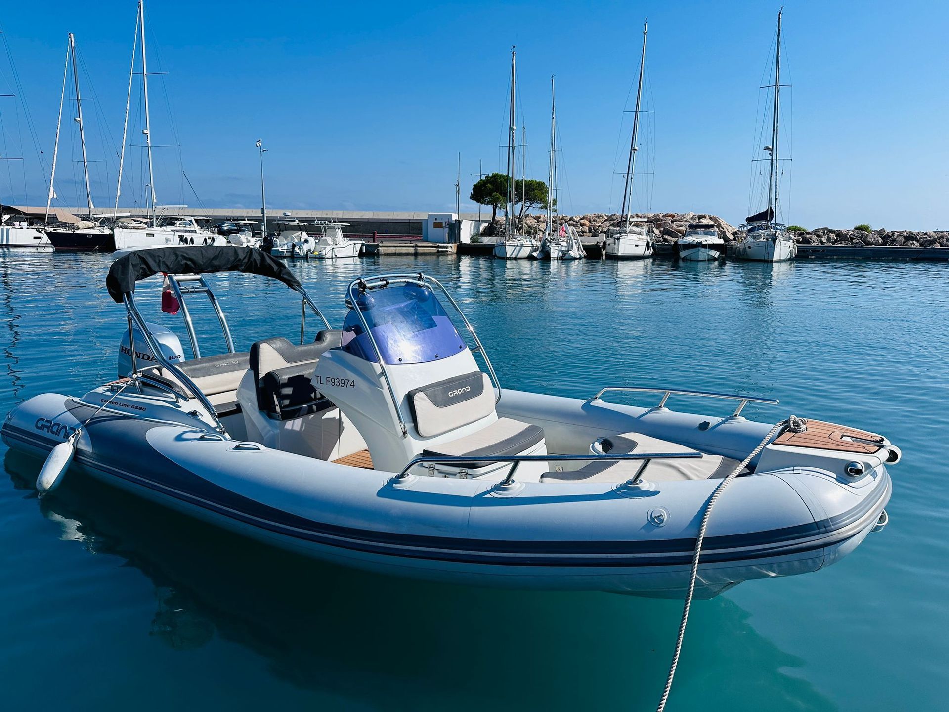 semi-rigide a la location locboat port de st laurent du var, toute l'année, 