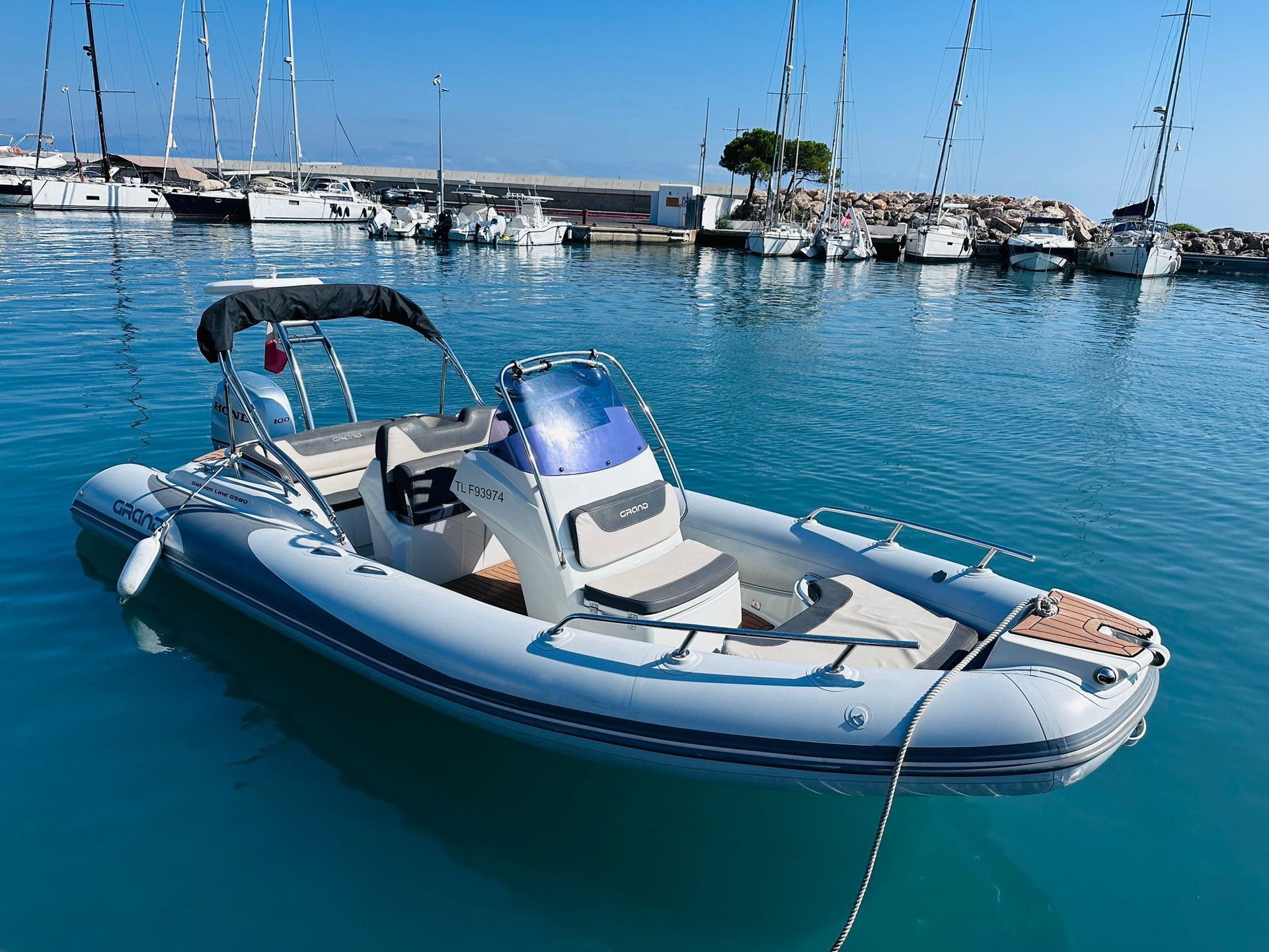 semi-rigide a la location locboat port de st laurent du var, toute l'année, 