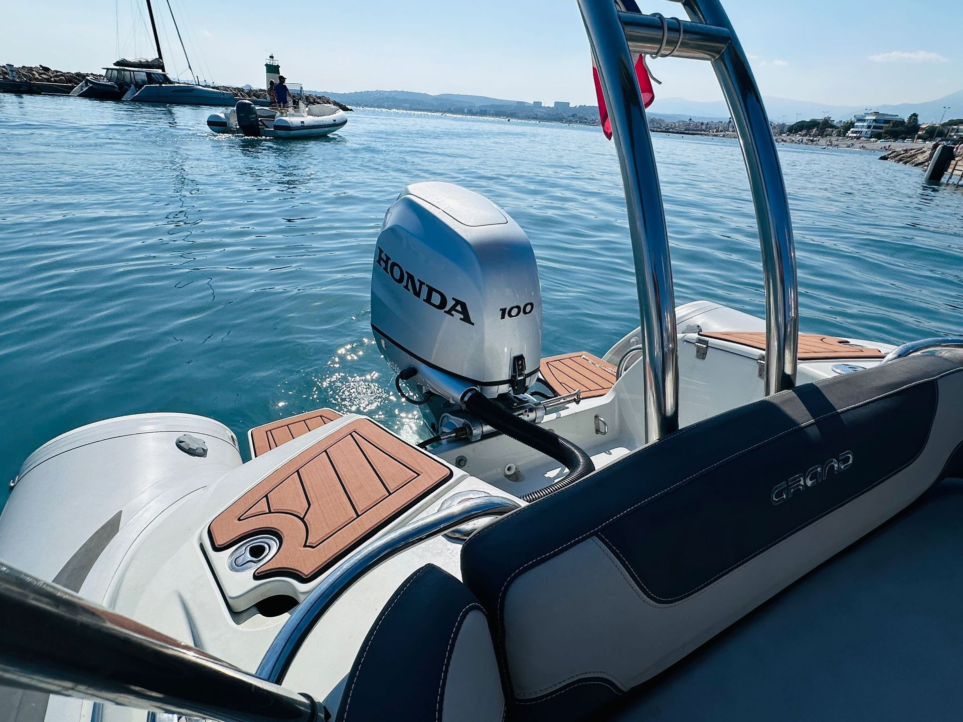 semi-rigide a la location locboat port de st laurent du var, toute l'année, 