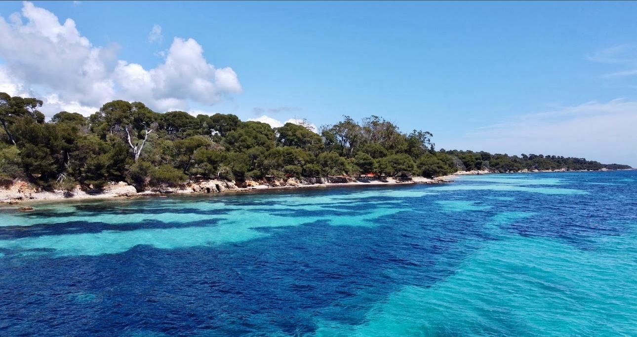 Les plus beaux endroits à découvrir en bateau autour du port de st laurent du var, les iles d lerins