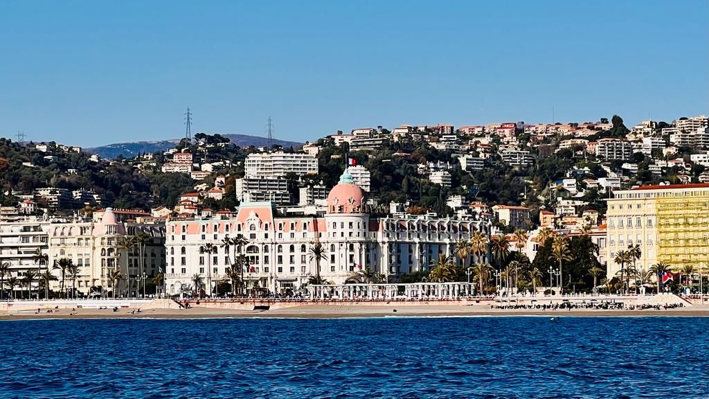 Naviguer le long de la Baie des Anges – De Saint-Laurent-du-Var au Port de Nice
Une balade en mer in