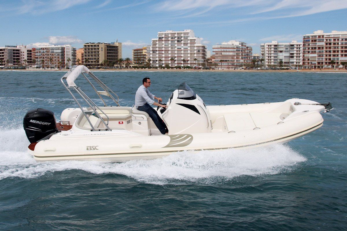 gamme de bateau gommoni bsc bateau semi-rigide locboat revendeur de bateau neuf et d'occasion au port de saint laurent du var