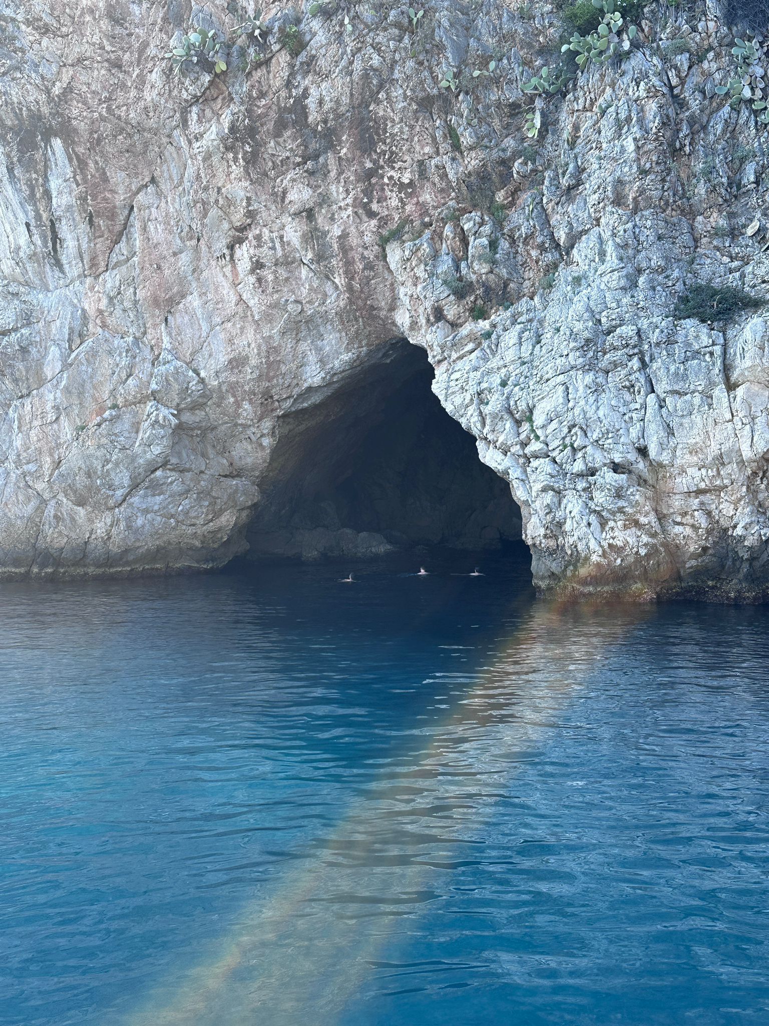 découvrir les grottes inacessibles par la terre locboat balade en mer