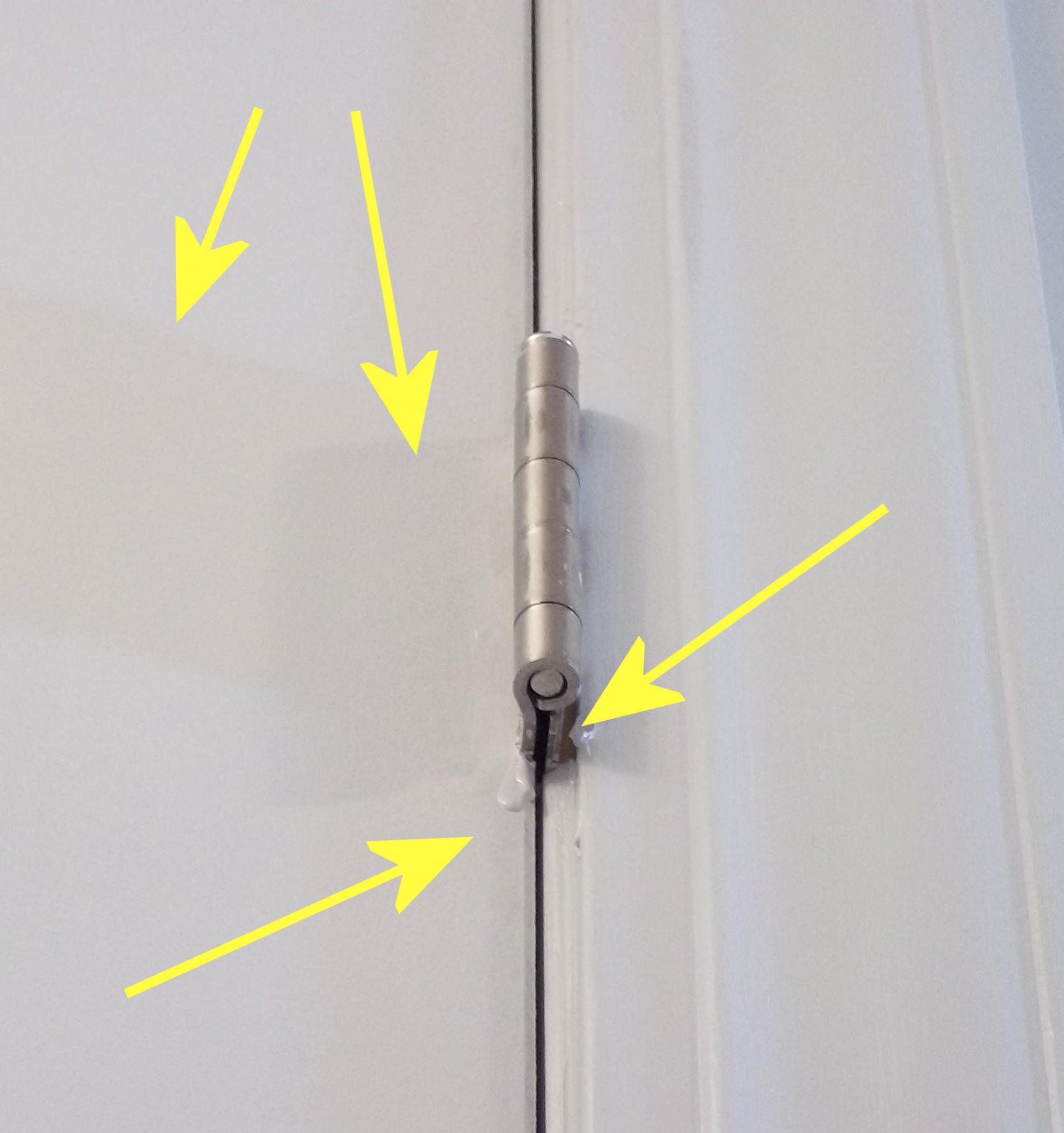 Another interior door hinge showing the sloppiness of Kolter work.