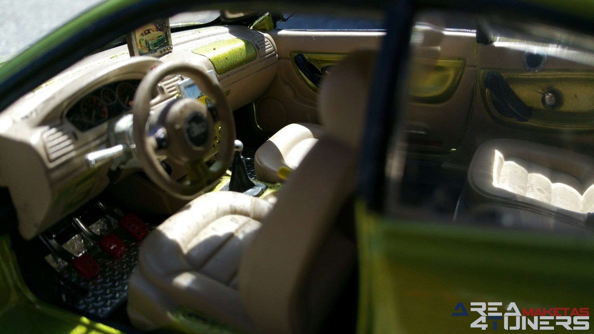 Reportaje maqueta Tuning Peugeot 406 Coupé The Circus Imagen perteneciente al reportaje fotográfico de la revista Tuning de publicación diaria Area4tuners.es sobre una maqueta Tuning de escala 1:18 Peugeot 406 Coupé