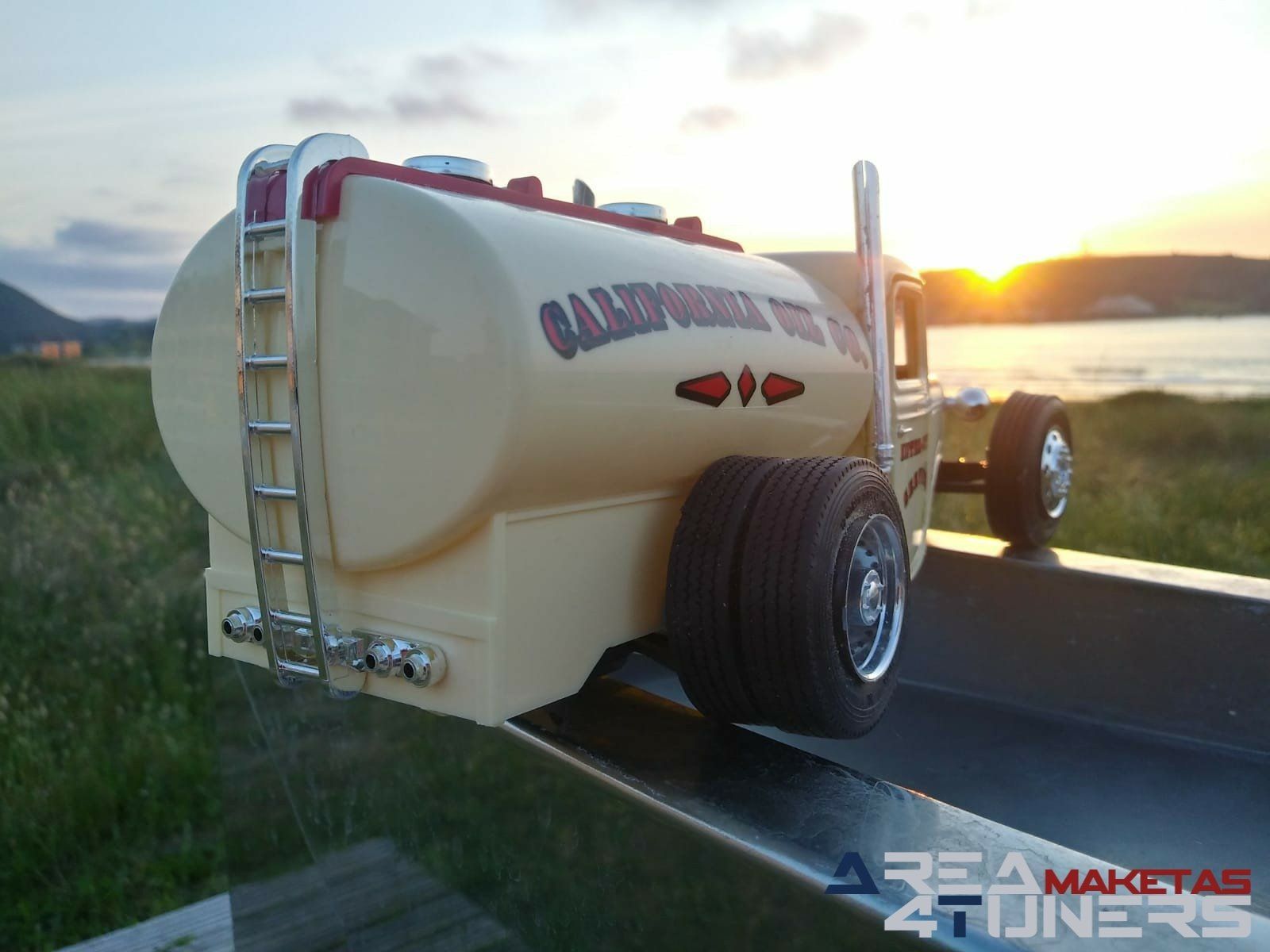 Reportaje maqueta Tuning Ford v8 Terminator Imagen perteneciente al reportaje fotográfico de la revista Tuning de publicación diaria Area4tuners.es sobre una maqueta Tuning de escala 1:18 Ford V8