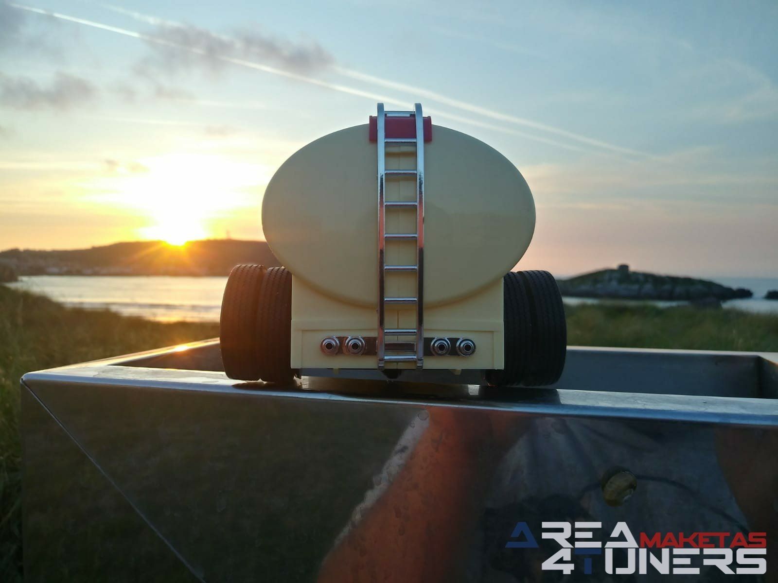 Reportaje maqueta Tuning Ford v8 Terminator Imagen perteneciente al reportaje fotográfico de la revista Tuning de publicación diaria Area4tuners.es sobre una maqueta Tuning de escala 1:18 Ford V8