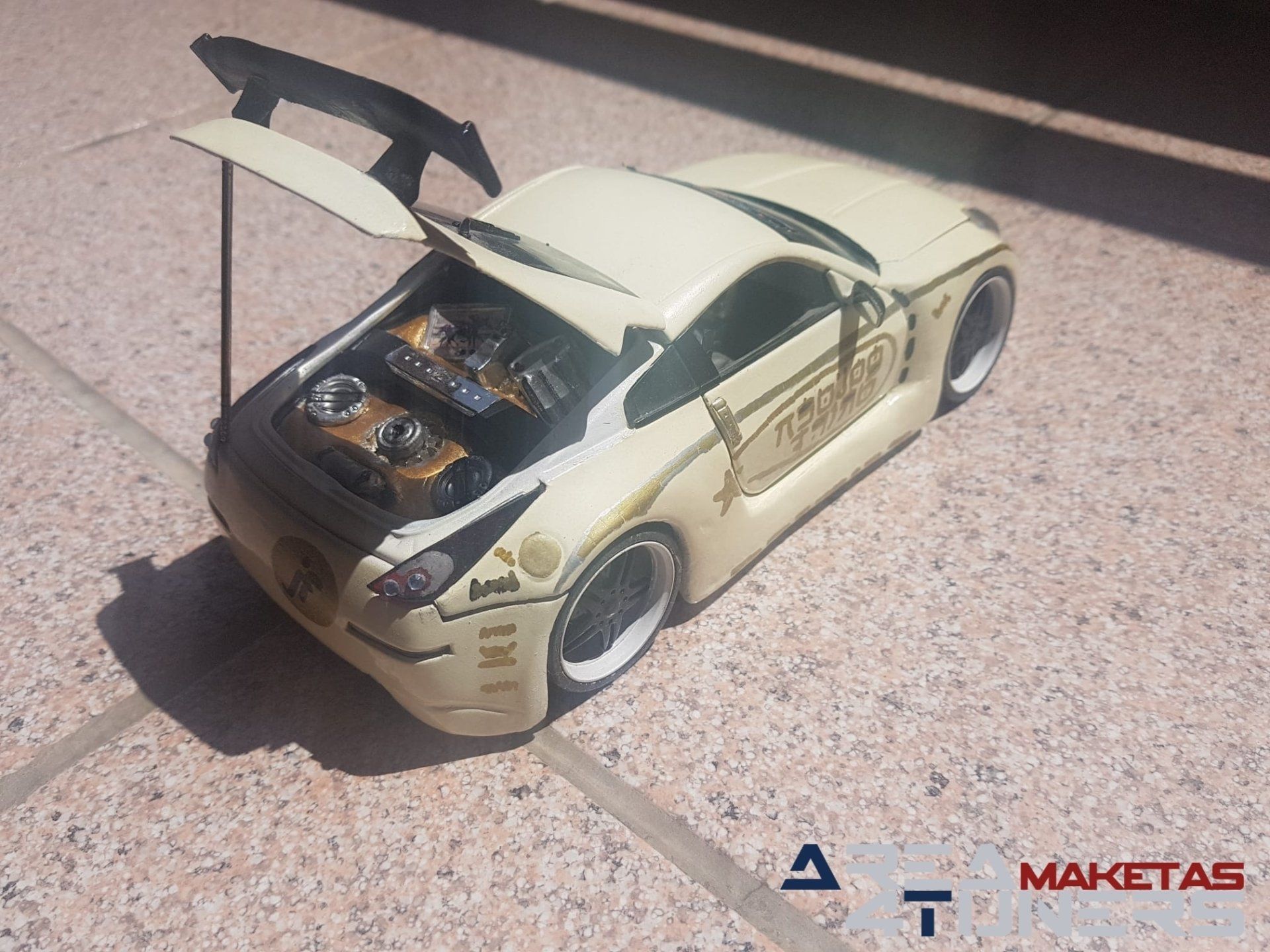 Reportaje maqueta Tuning Nissan 350z Golden Drift Imagen perteneciente al reportaje fotográfico de la revista Tuning de publicación diaria Area4tuners.es sobre una maqueta Tuning de escala 1:18 Nissan 350z