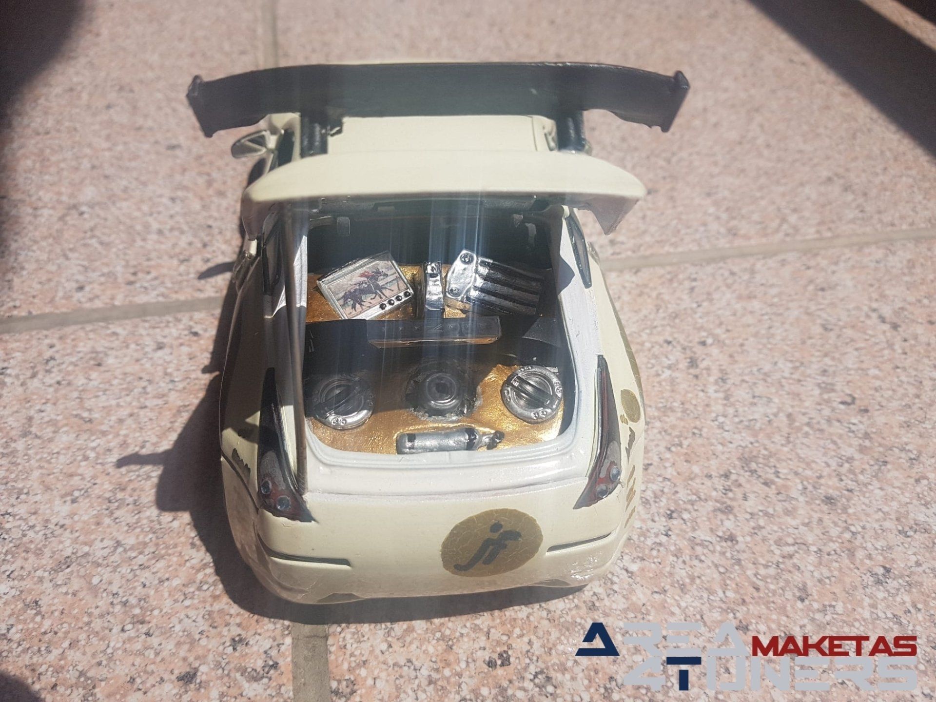 Reportaje maqueta Tuning Nissan 350z Golden Drift Imagen perteneciente al reportaje fotográfico de la revista Tuning de publicación diaria Area4tuners.es sobre una maqueta Tuning de escala 1:18 Nissan 350z