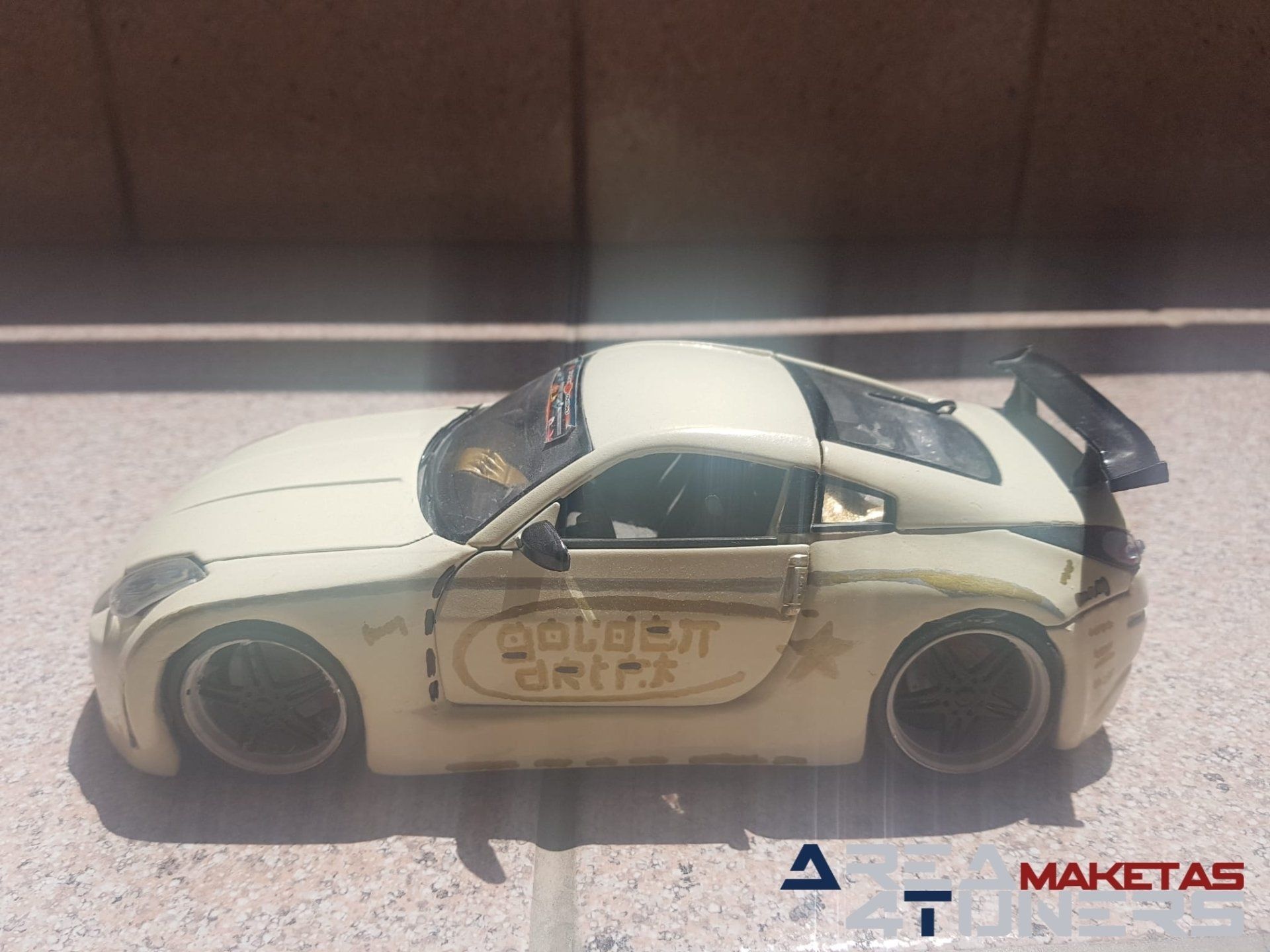 Reportaje maqueta Tuning Nissan 350z Golden Drift Imagen perteneciente al reportaje fotográfico de la revista Tuning de publicación diaria Area4tuners.es sobre una maqueta Tuning de escala 1:18 Nissan 350z