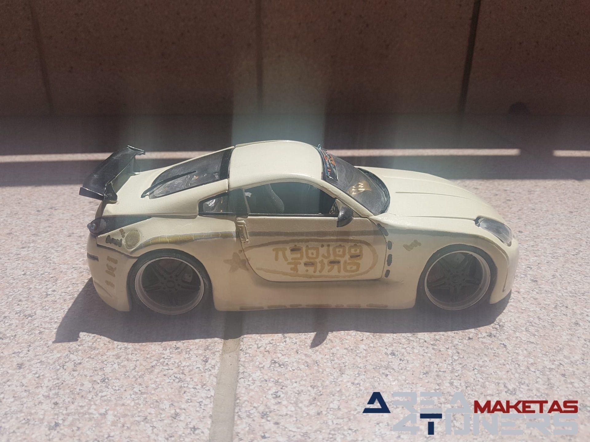 Reportaje maqueta Tuning Nissan 350z Golden Drift Imagen perteneciente al reportaje fotográfico de la revista Tuning de publicación diaria Area4tuners.es sobre una maqueta Tuning de escala 1:18 Nissan 350z