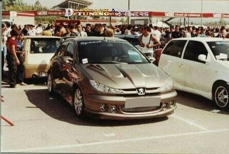 Imagen del reportaje revista Tuning Area4tuners.es, concentración de coches Tuning del año 2001 en Barcelona, España