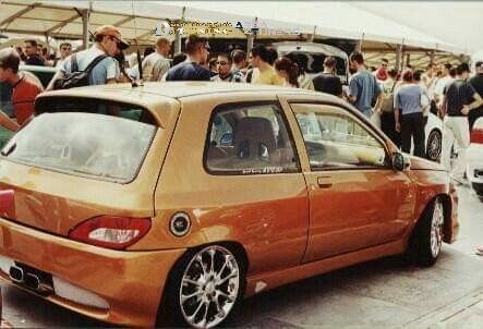 Imagen del reportaje revista Tuning Area4tuners.es, concentración de coches Tuning del año 2001 en Barcelona, España