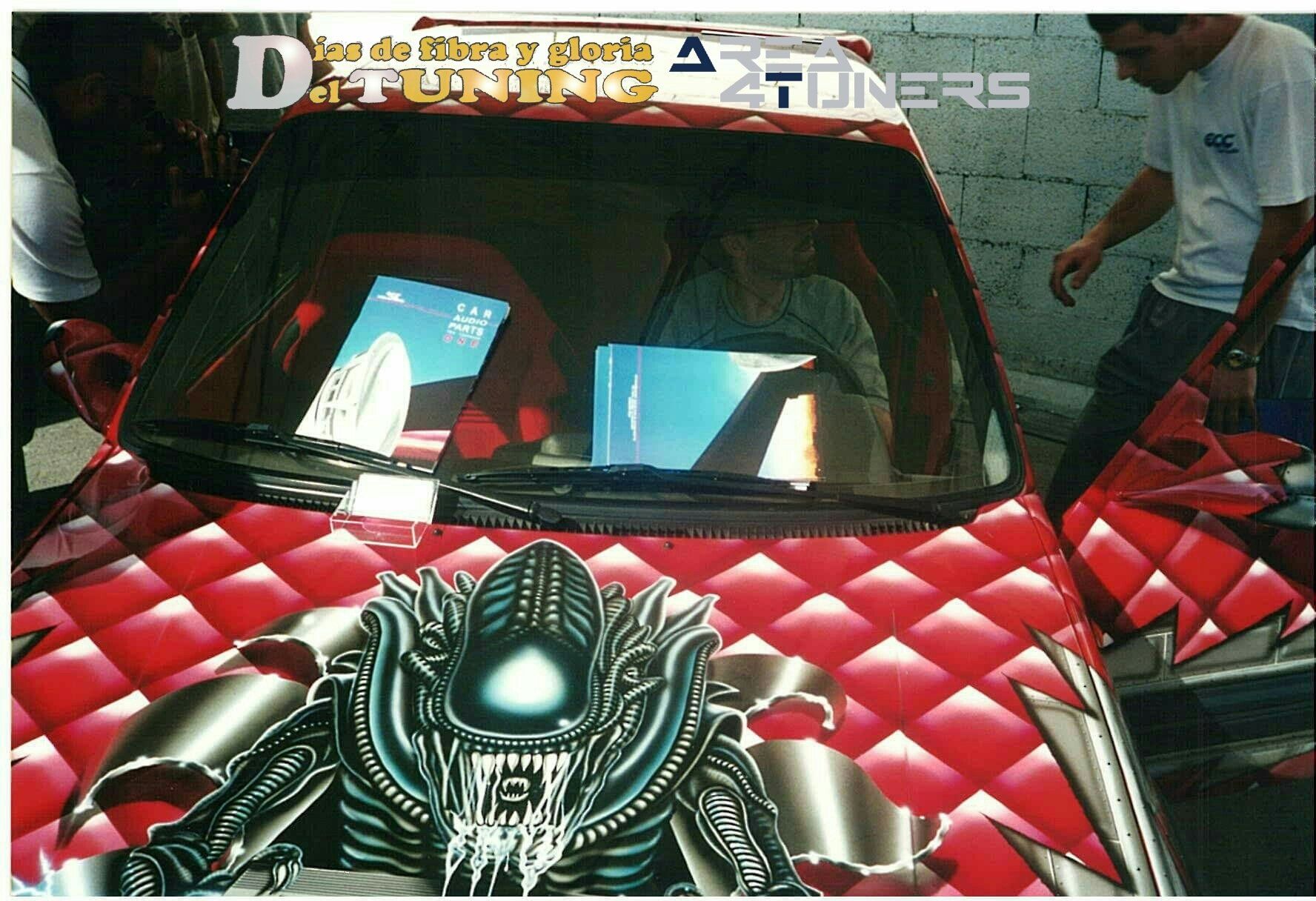 Imagen del reportaje  revista Tuning Area4tuners.es, concentración de coches Tuning del año 2001 en Denia, Alicante, España