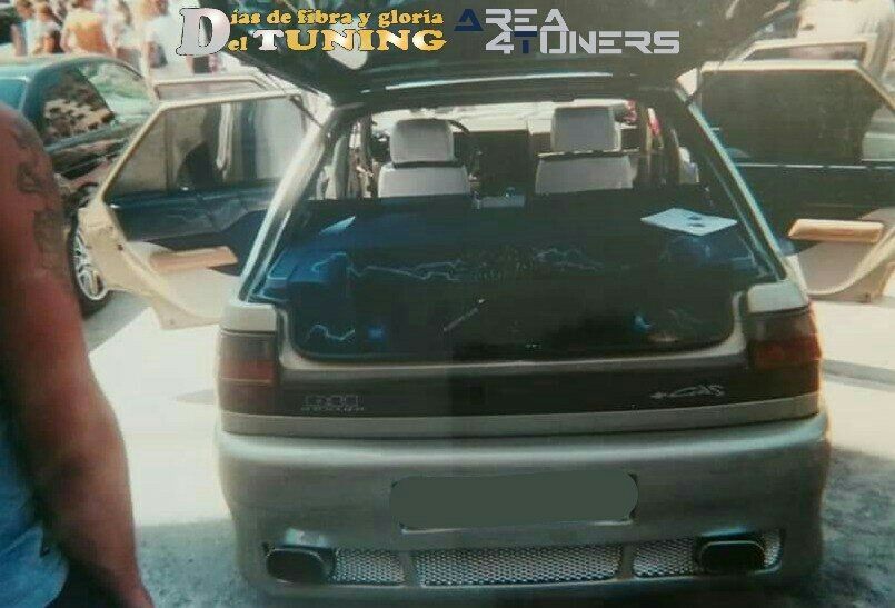 Imagen del reportaje  revista Tuning Area4tuners.es, concentración de coches Tuning del año 2001 en Villafranca Del Penedés, Barcelona, España