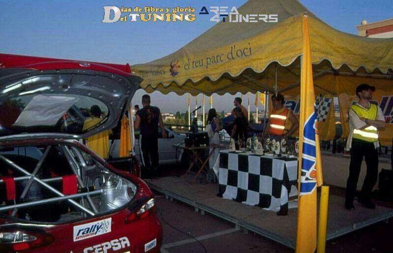 Imagen del reportaje revista Tuning Area4tuners.es, concentración de coches Tuning del año 2001 en Terrasa, Barcelona, España
