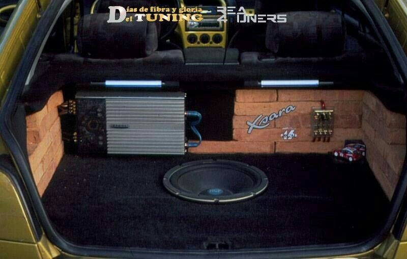 Imagen del reportaje  revista Tuning Area4tuners.es, concentración de coches Tuning del año 2001 en Terrasa, Barcelona, España